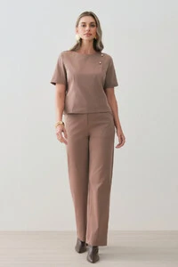 Conjunto de Alfaiataria de Blusa Crop Assimétrica Ombro Esquerdo Prega Gold Double e Calça Reta