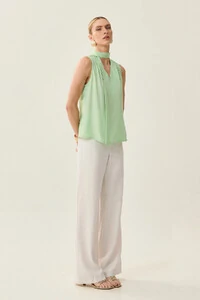 Regata Gola Baixa Laço Decote V Ombro Prega