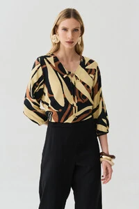 Blusa Folhagem Abstrata Manga 3/4 Decote V Laço