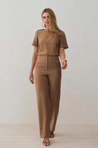 Conjunto de Blusa Ombro Prega e Calça Reta Ampla
