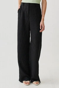 Pantalona Slim Risca de Giz Botão Forrado