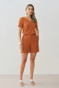 Conjunto Blusa Decote V e Shorts Botão Forrado