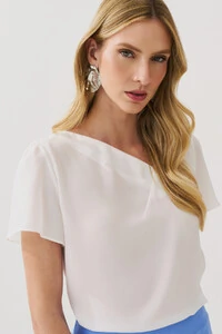 Blusa Decote V Assimétrico Pregas