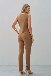 Conjunto de Alfaiataria de Blusa Regata Recorte Cinto Gold e Calça Reta