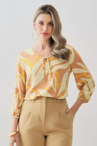 Blusa Folhagem Abstrata Manga 3/4 Decote V Laço