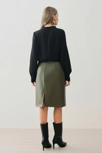 Blusa Assimétrica Manga Longa Punho Double Gola Careca Baixa Ombro Direito Pregas Double