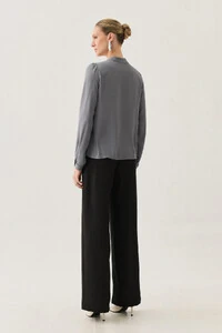 Blusa Manga Longa Punho Gola Baixa Mini Botão Forrado Pregas