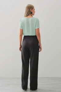 Blusa Decote V Assimétrico Pregas