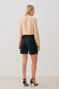 Shorts de Alfaiataria Prega Botão Forrado