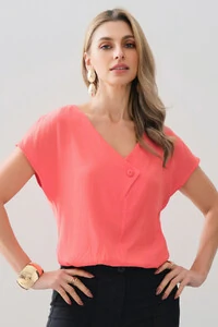 Blusa Manga Morcego Decote V Transpassado Botão Forrado