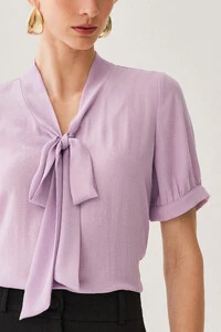Blusa Manga Punho Gola Baixa Laço