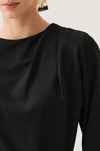 Blusa Assimétrica Manga 3/4 Pregas Ombro Esquerdo