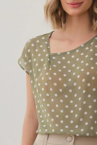 Blusa Poa de Chiffon Manga Morcego Decote Assimétrico Prega
