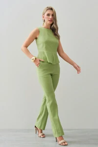 Conjunto de Linho de Blusa Regata Barra Recorte Prega e Calça Reta Botão Forrado