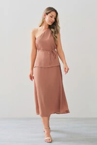 Conjunto de Blusa Regata Assimétrica Um Ombro Só Prega Cinto e Saia Midi