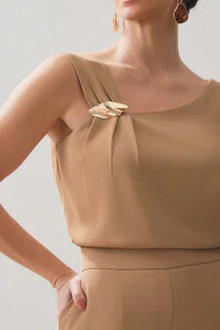 Conjunto de Alfaiataria de Blusa Assimétrica Alça Direita Gold Pregas e Pantalona