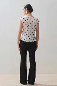 Blusa Assimétrica Poa Sobreposta Lateral Direita Franzida