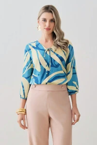 Blusa Folhagem Abstrata Manga 3/4 Decote V Laço