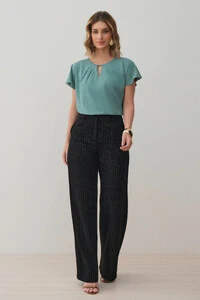 Blusa Manga Morcego Evasê Decote Cut Out Pregas
