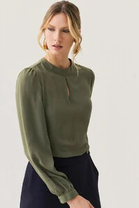 Blusa Manga Longa Punho Gola Baixa Vazada Gota