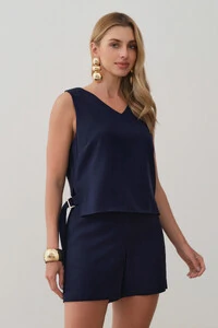 Conjunto de Blusa Regata Decote V Fendas Laterais Faixa Gold e Shorts
