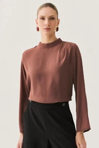 Blusa Assimétrica Manga Longa Evasê Gola Baixa Pregas Ombro Esquerdo