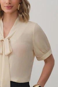 Blusa Manga Punho Gola Baixa Laço