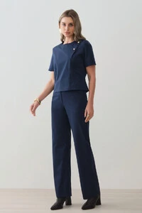 Conjunto de Alfaiataria de Blusa Crop Assimétrica Ombro Esquerdo Prega Gold Double e Calça Reta