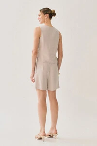 Conjunto de Blusa Regata Decote V Fendas Laterais Faixa Gold e Shorts