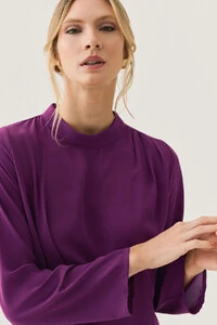 Blusa Assimétrica Manga Longa Evasê Gola Baixa Pregas Ombro Esquerdo