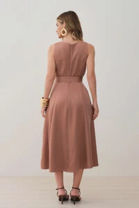Vestido Midi Evasê Regata de Alfaiataria Recortes Cinto Fivela Gold