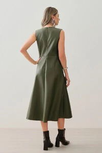 Vestido Midi Evasê Regata de Couro Recortes