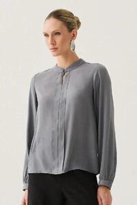 Blusa Manga Longa Punho Gola Baixa Mini Botão Forrado Pregas