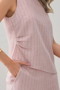 Conjunto de Linho Listrado de Blusa Regata Assimétrica Lateral Franzida e Shorts