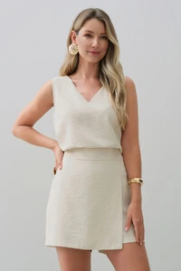 Conjunto de Alfaiataria de Blusa Regata Decote V Pence e Shorts Saia