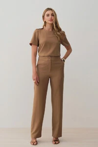 Conjunto de Blusa Ombro Prega e Calça Reta Ampla
