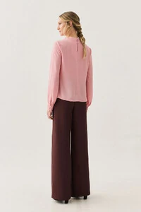 Blusa Assimétrica Manga Longa Punho Double Gola Careca Baixa Ombro Direito Pregas Double