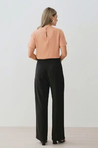 Blusa Assimétrica Gola Careca Baixa Pregas Ombro Direito