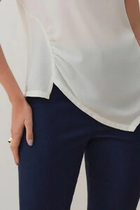 Blusa Assimétrica Manga Morcego Lateral Franzidos