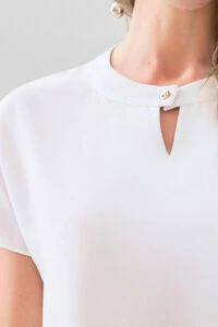 Blusa Manga Morcego Decote Redondo Pala Vazado Botão Gold