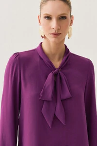 Blusa Manga Longa Punho Gola Dobrada de Laço