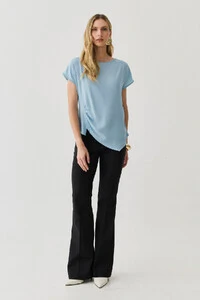 Blusa Assimétrica Manga Morcego Lateral Franzidos