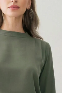 Blusa Assimétrica Manga Longa Punho Gola Baixa Ombro Esquerdo Pregas Triple
