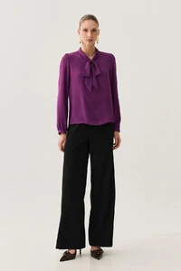 Blusa Manga Longa Punho Gola Dobrada de Laço