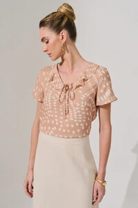 Blusa Poa Decote V Babado Laço