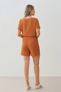 Conjunto Blusa Decote V e Shorts Botão Forrado