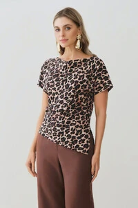 Blusa Assimétrica Onça Manga Morcego Decote Canoa Drapeado