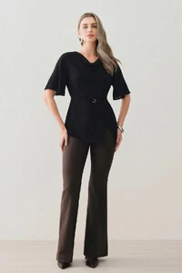 Blusa Assimétrica Manga Evasê Decote Drapeado Cinto Fino