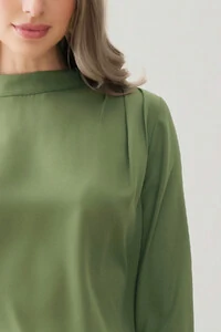 Blusa Assimétrica Manga Longa Evasê Gola Baixa Pregas Ombro Esquerdo