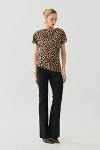 Blusa Assimétrica Onça Manga Morcego Decote Canoa Drapeado